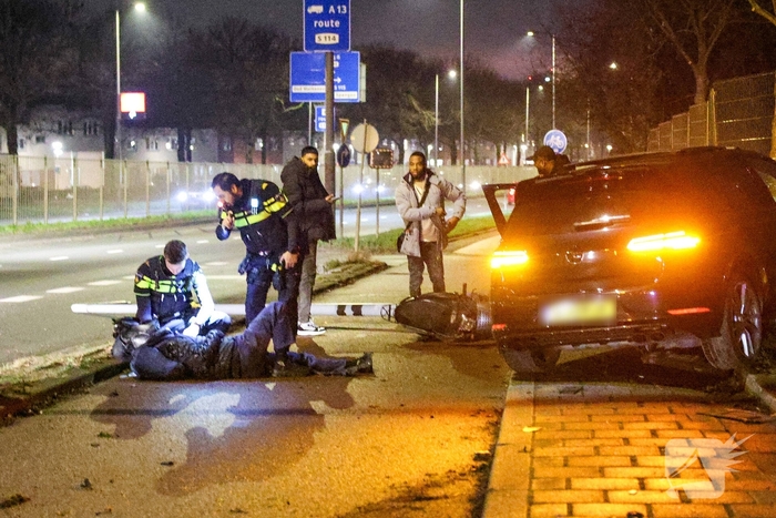 Auto ramt lantaarnpaal, scooterrijder gewond