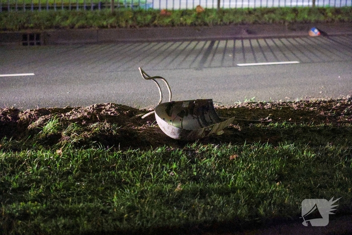 Auto ramt lantaarnpaal, scooterrijder gewond