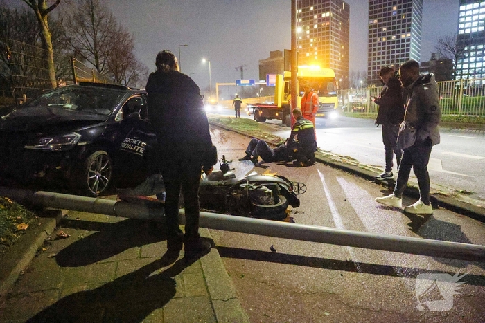 Auto ramt lantaarnpaal, scooterrijder gewond