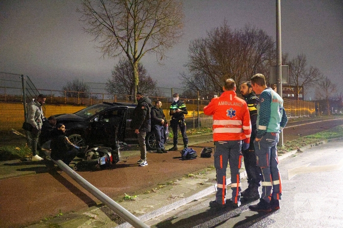 Auto ramt lantaarnpaal, scooterrijder gewond