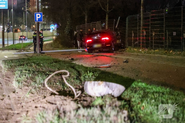 Auto ramt lantaarnpaal, scooterrijder gewond