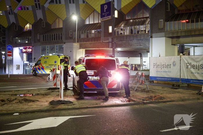 Politievoertuig vast in modder tijdens inzet