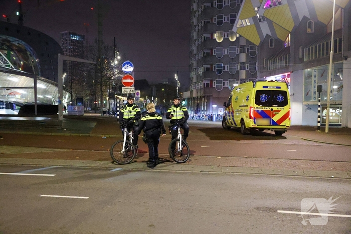 Politievoertuig vast in modder tijdens inzet