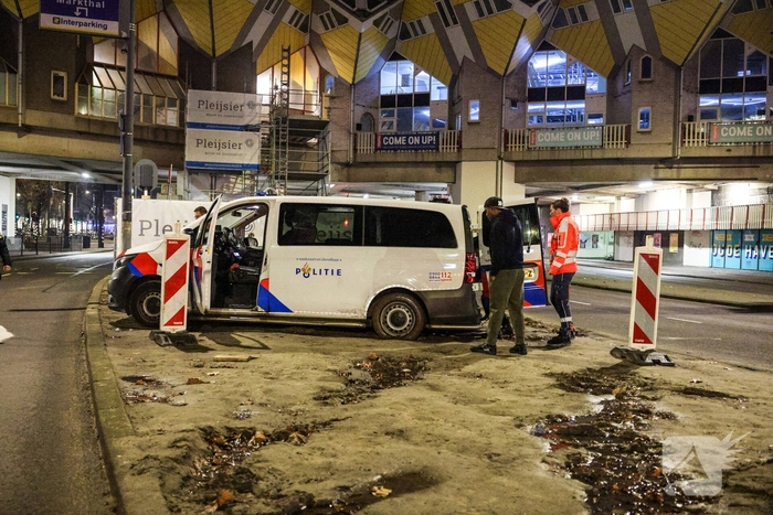 Politievoertuig vast in modder tijdens inzet