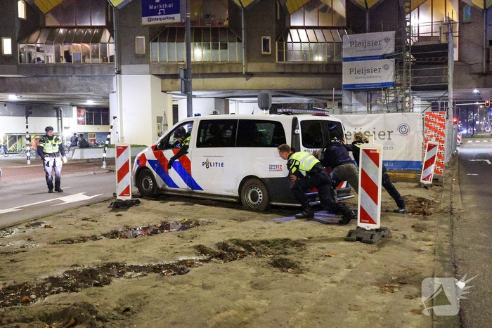 Politievoertuig vast in modder tijdens inzet