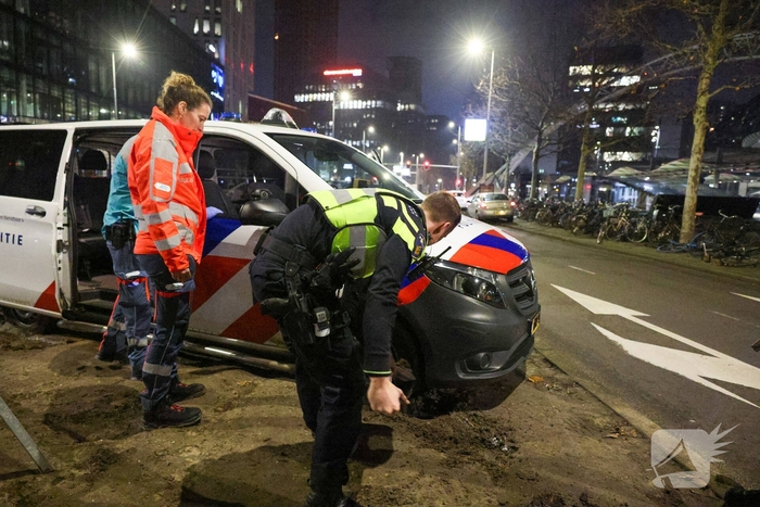 Politievoertuig vast in modder tijdens inzet