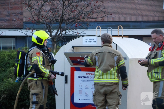 Baldadige jeugd steekt vuurwerk af in kledingcontainer