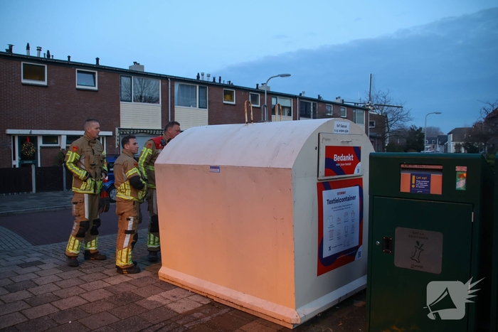 Baldadige jeugd steekt vuurwerk af in kledingcontainer