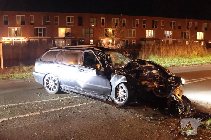 Bestuurder gewond na ongeval met auto tegen boom