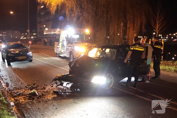 Bestuurder gewond na ongeval met auto tegen boom