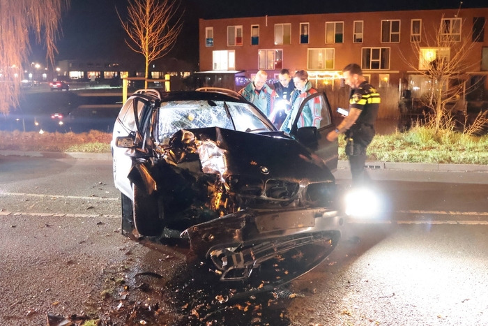 Bestuurder gewond na ongeval met auto tegen boom