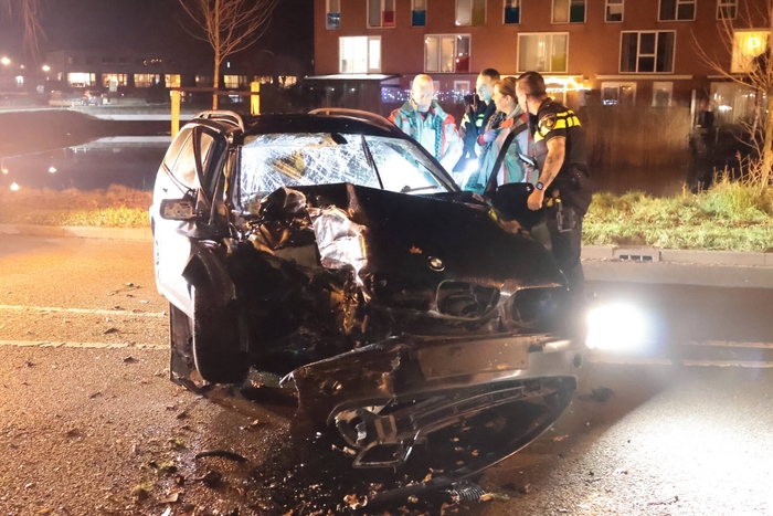Bestuurder gewond na ongeval met auto tegen boom