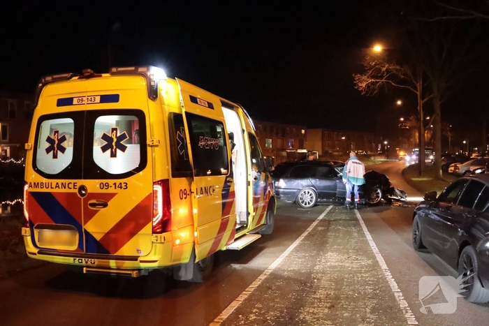 Bestuurder gewond na ongeval met auto tegen boom