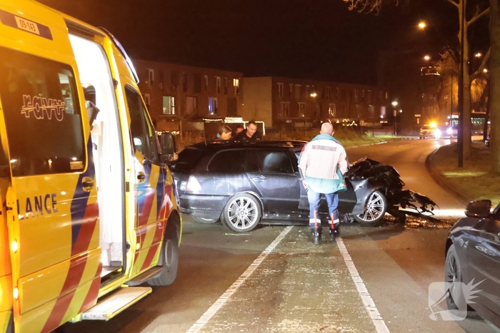 Bestuurder gewond na ongeval met auto tegen boom