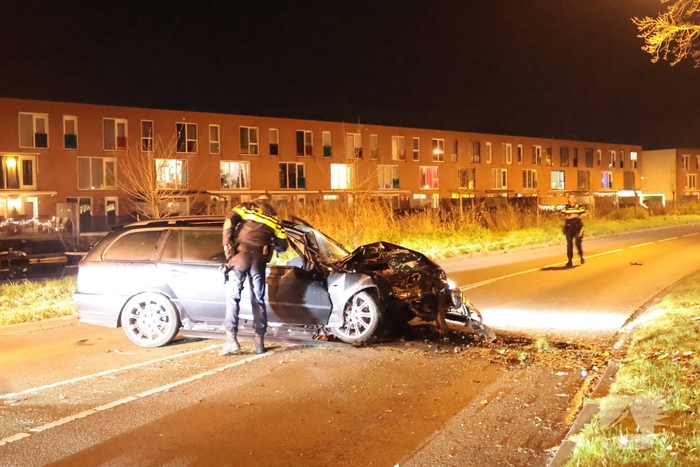 Bestuurder gewond na ongeval met auto tegen boom