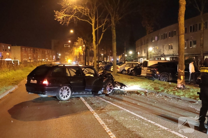 Bestuurder gewond na ongeval met auto tegen boom