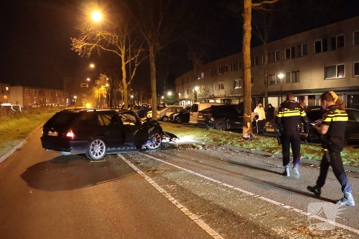 Bestuurder gewond na ongeval met auto tegen boom
