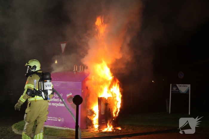 Rookontwikkeling en uitslaande brand in kledingcontainer