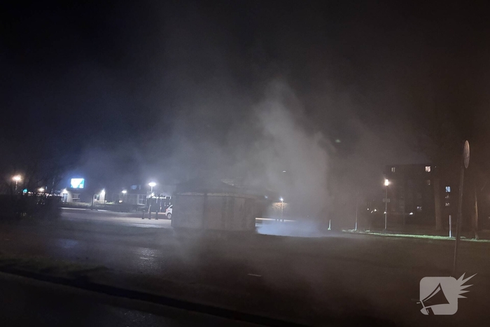 Rookontwikkeling en uitslaande brand in kledingcontainer