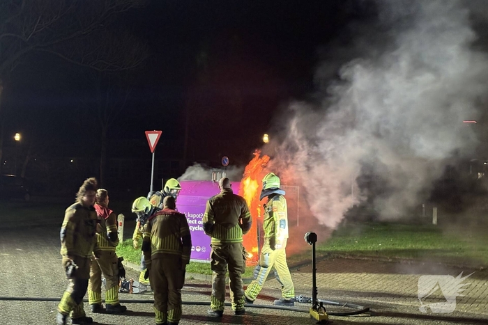 Rookontwikkeling en uitslaande brand in kledingcontainer