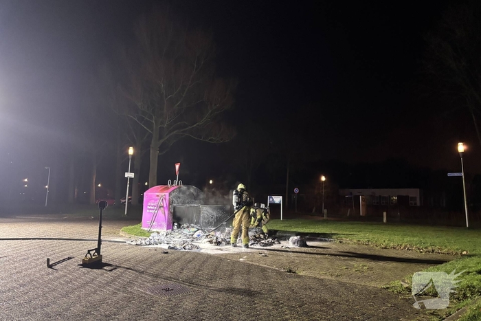 Rookontwikkeling en uitslaande brand in kledingcontainer