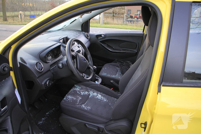 Aanrijding met letsel na botsing tussen auto en vrachtwagen