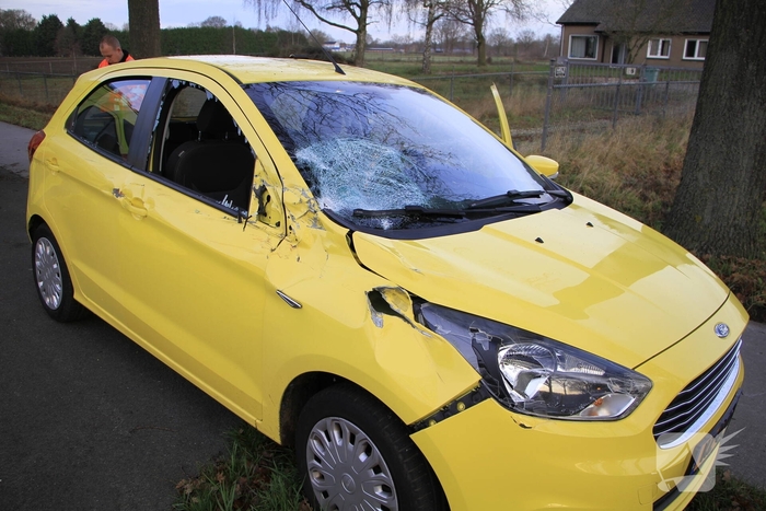 Aanrijding met letsel na botsing tussen auto en vrachtwagen