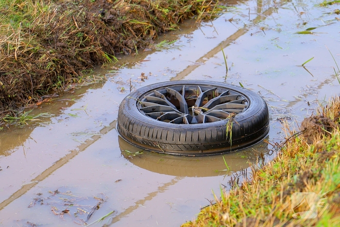 Auto te water in ongeval