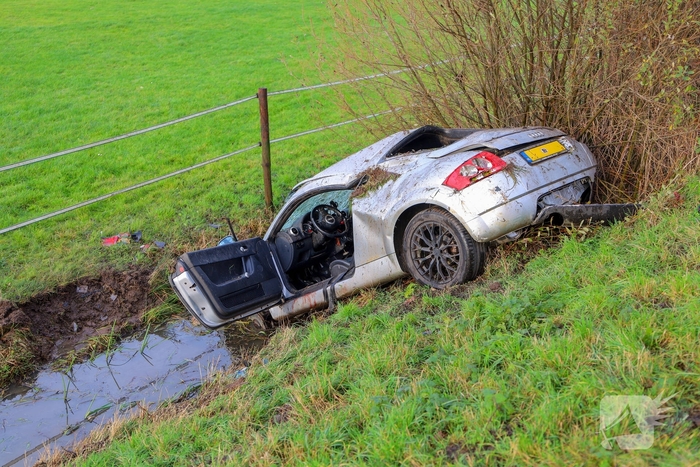 Auto te water in ongeval