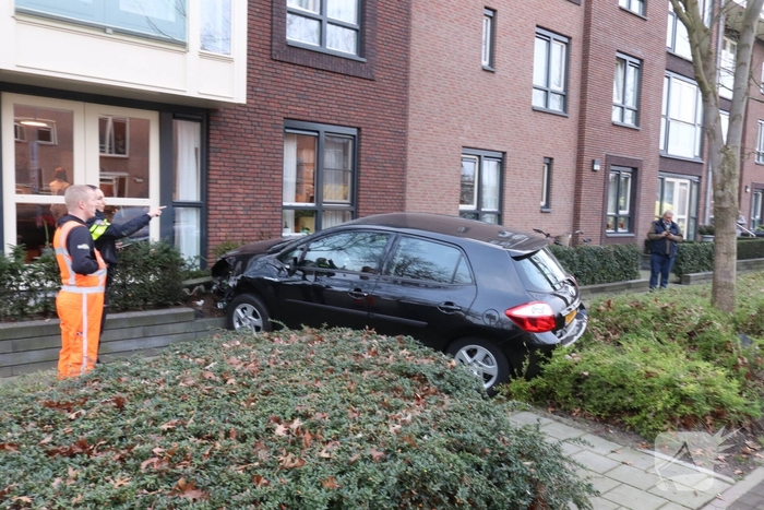 Bestuurder verliest controle over auto