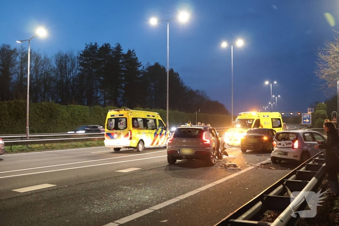 Zes voertuigen betrokken bij kettingbotsing op snelweg
