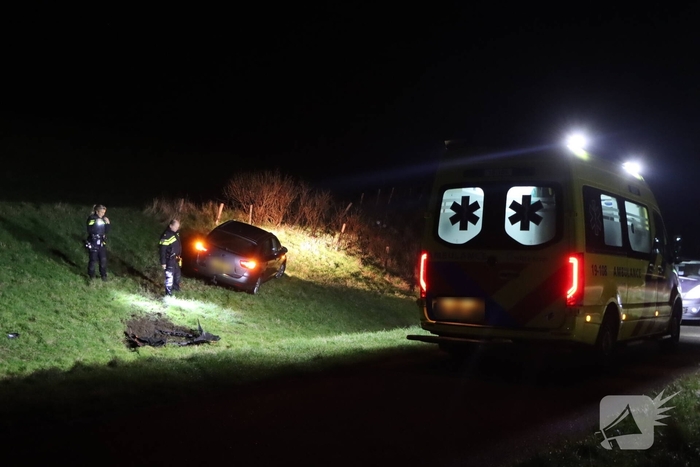 Bestuurder botst tegen dijk na poging tot aanrijding