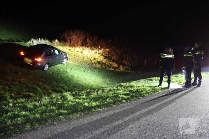 Bestuurder botst tegen dijk na poging tot aanrijding