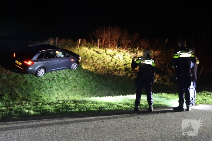 Bestuurder botst tegen dijk na poging tot aanrijding