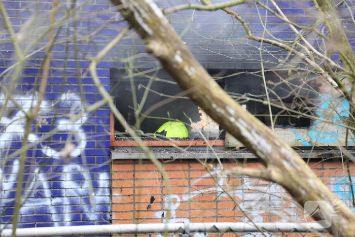 Brand in verlaten schuur zorgt voor sterke geur