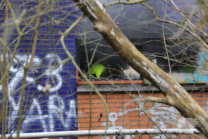 Brand in verlaten schuur zorgt voor sterke geur
