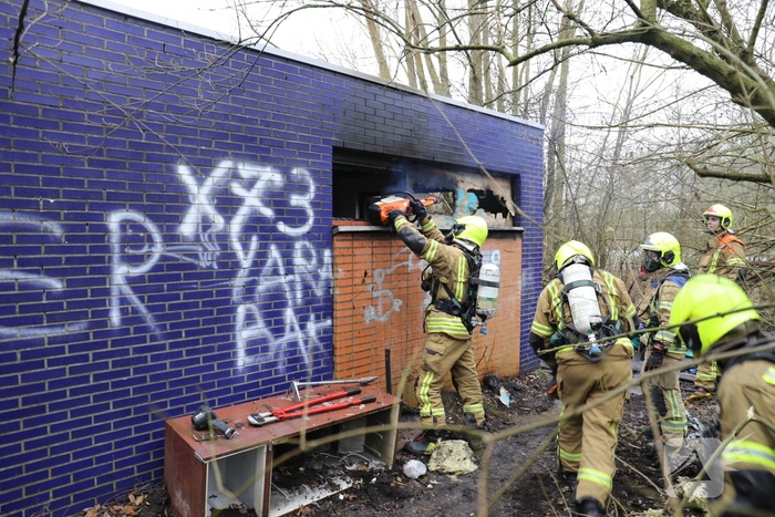 Brand in verlaten schuur zorgt voor sterke geur