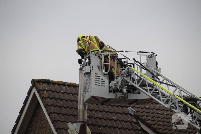 Brand in schoorsteen woning vergt brandweerinzet