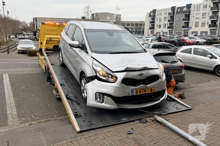 Ongeval met auto leidt tot schade aan pizzazaak