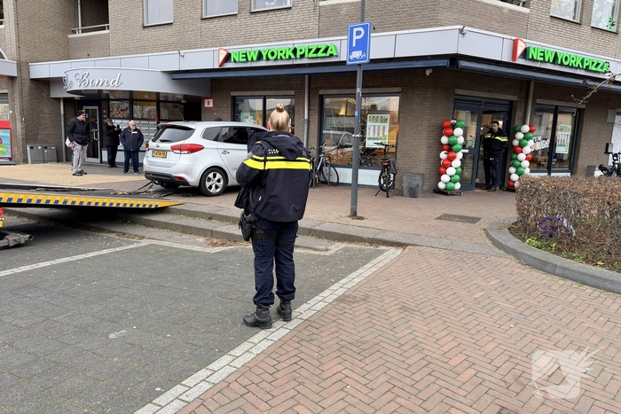 Ongeval met auto leidt tot schade aan pizzazaak