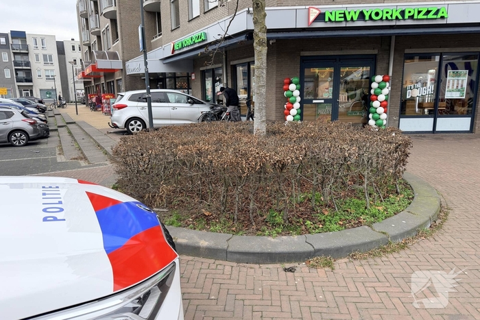 Ongeval met auto leidt tot schade aan pizzazaak