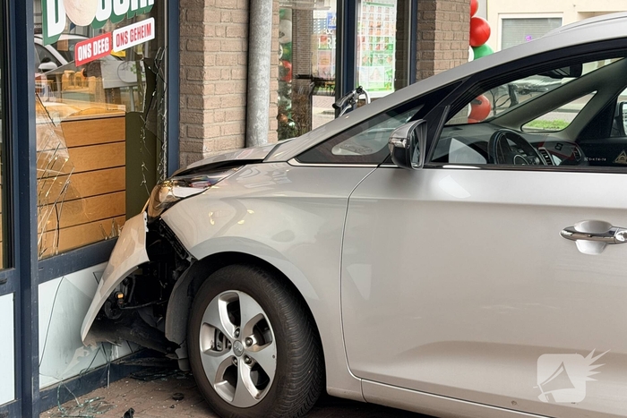 Ongeval met auto leidt tot schade aan pizzazaak