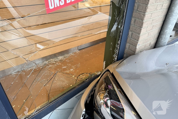 Ongeval met auto leidt tot schade aan pizzazaak