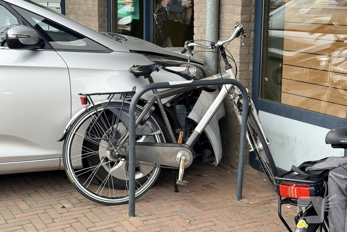 Ongeval met auto leidt tot schade aan pizzazaak