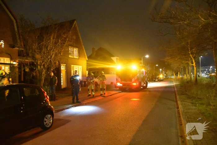 Brandweerlieden bestrijden schoorsteenbrand