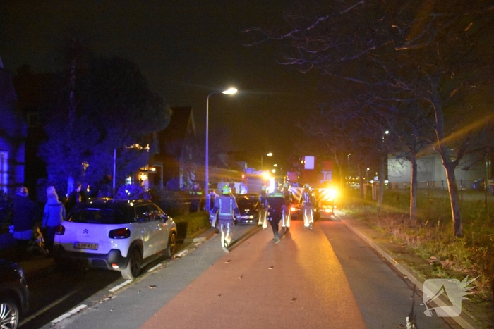 Brandweerlieden bestrijden schoorsteenbrand