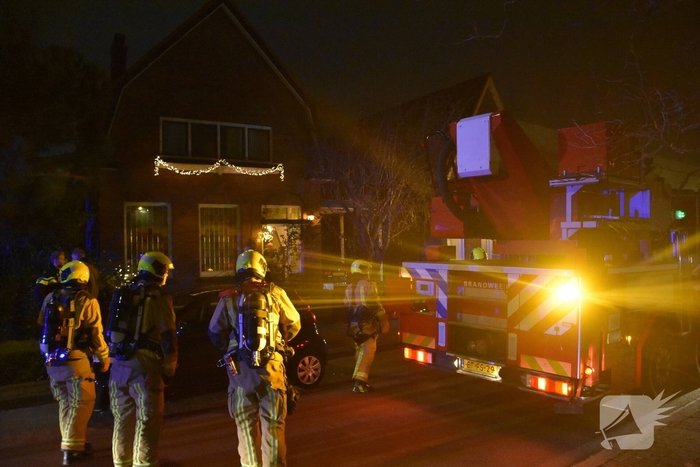 Brandweerlieden bestrijden schoorsteenbrand