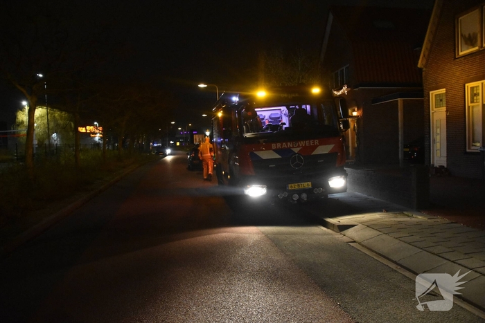 Brandweerlieden bestrijden schoorsteenbrand