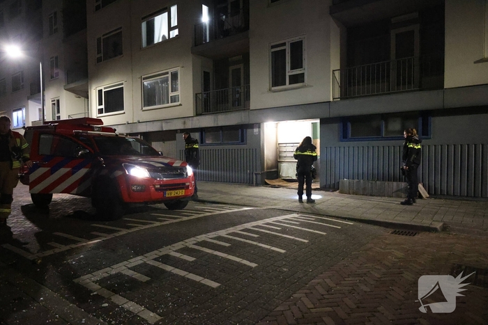 Explosie veroorzaakt brand in portiekwoning
