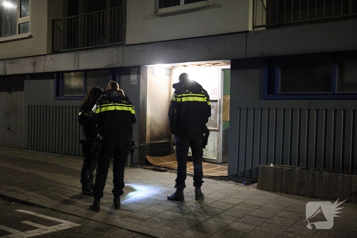 Explosie veroorzaakt brand in portiekwoning